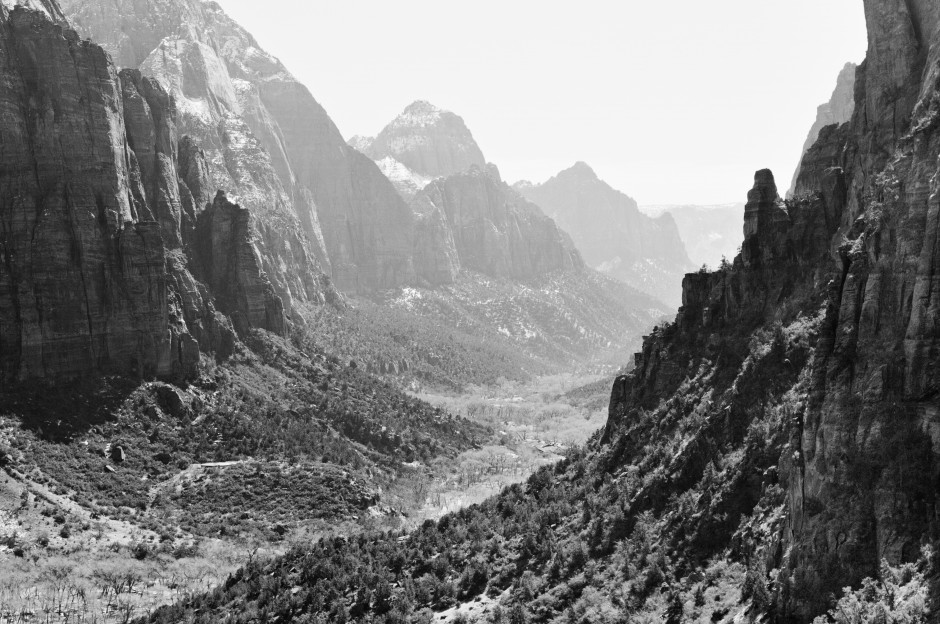 <p>It’s not easy to capture the sheer scale of the geological goings-on in Zion National Park in a single pic. I tried fisheyes, stitching half a dozen shots into a panorama, then 40 odd shots into a panorama on me iTouch, zooming while shooting and trying to include teeny tiny humans somewhere in the image [...]</p>
